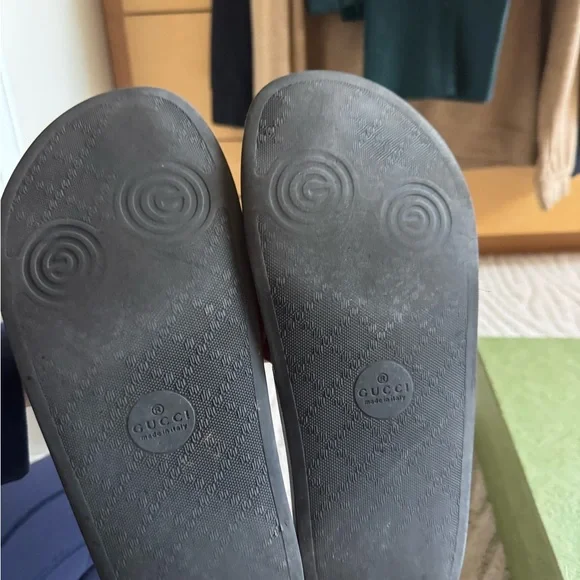 Gucci Black and Pink Floral Sandals - Picture 4 of 4